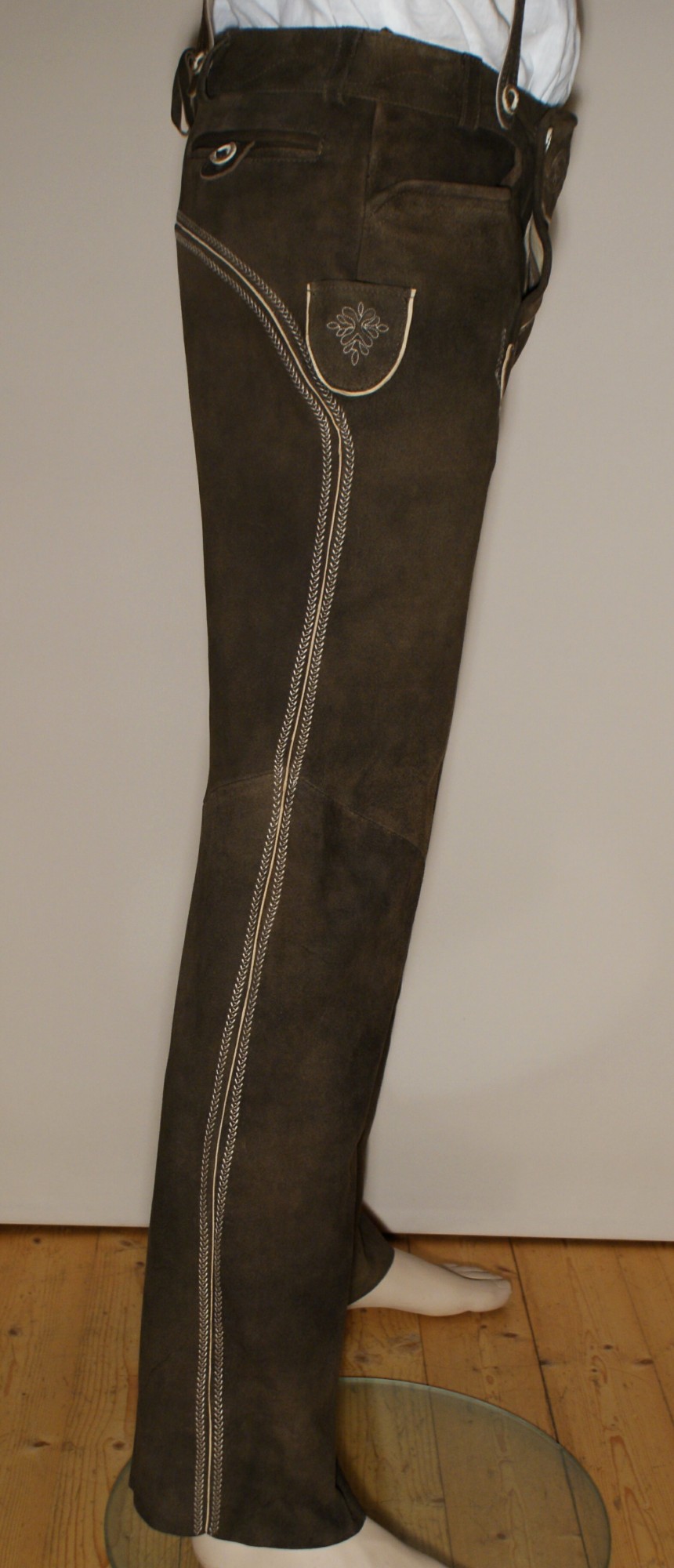 Trachten Lederhose Mit Träger - Lange Braune Wildbockleder Hose - Bestickt Mit Sattelnaht